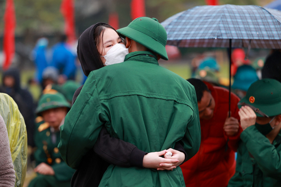 Những cái ôm của người thân, gia đình trước giờ các tân binh lên đường. (Ảnh: Minh Sơn/Vietnam+)