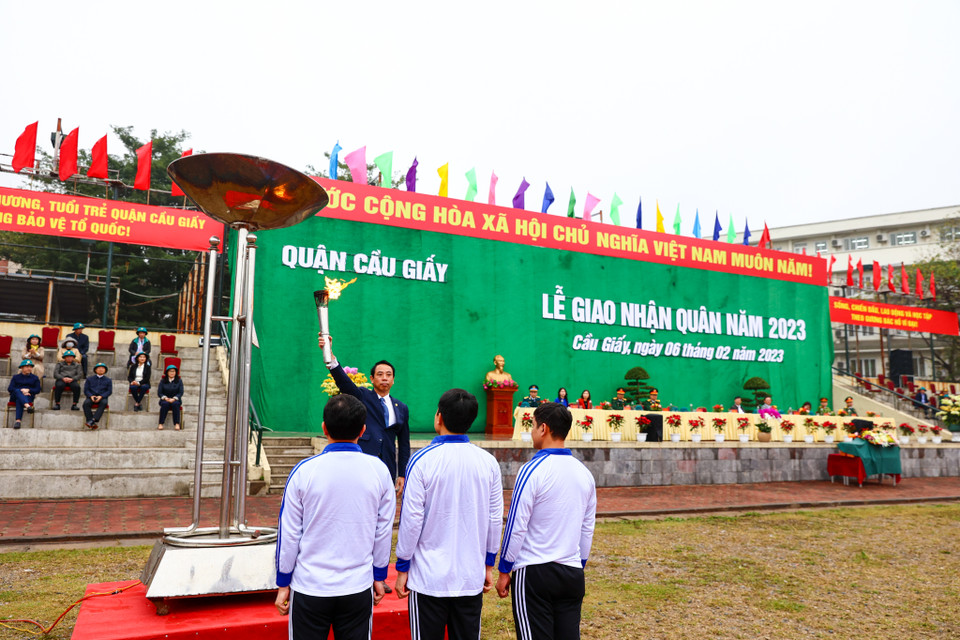 Tại điểm giao quân quận Cầu Giấy (Hà Nội), 66 tân binh đã có mặt từ sớm sẵn sàng lên đường thực hiện nghĩa vụ thiêng liêng của Tổ quốc. (Ảnh: Minh Sơn/Vietnam+)