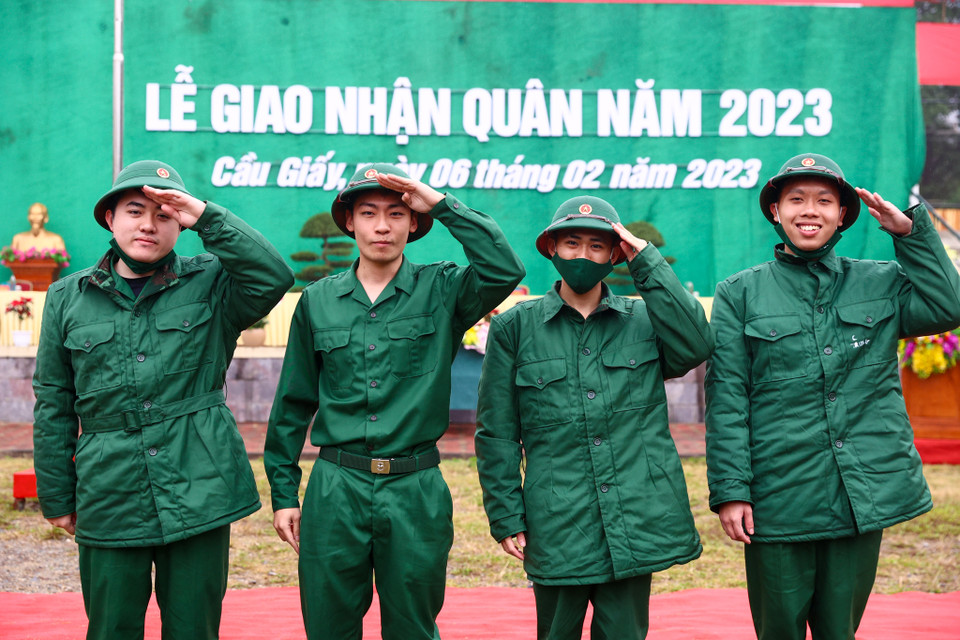 Trong số 3.500 công dân nhập ngũ quân đội có 6 đảng viên, 1.393 công dân trong đối tượng Đảng, 2 tân binh là cán bộ công chức, viên chức; trình độ đại học là 408, cao đẳng là 329, trung cấp là 90 tân binh. (Ảnh: Minh Sơn/Vietnam+)