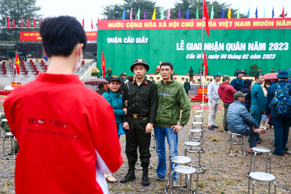 Lê Nam Anh (sinh năm 2004) là tân binh trẻ tuổi nhất lên đường nhập ngũ đợt này của quận Cầu Giấy. Nam Anh cũng là một trong những thanh niên đăng ký tình nguyện đi nghĩa vụ công an nhân dân. (Ảnh: Minh Sơn/Vietnam+)