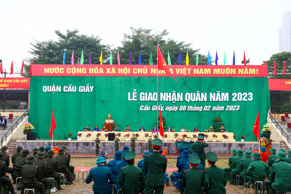 Sáng 6/2, 30 quận, huyện, thị xã của thành phố Hà Nội đã đồng loạt tổ chức lễ giao, nhận quân năm 2023. (Ảnh: Minh Sơn/Vietnam+)