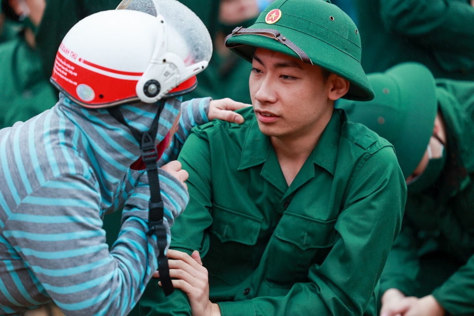 Tân binh Lê Minh Hiếu (sinh năm 2000) cho biết mình rất hồi hộp trước giờ lên đường thực hiện nghĩa vụ nhưng Hiếu cũng háo hức vì sắp được trải nghiệm một môi trường mới đầy thử thách. (Ảnh: Minh Sơn/Vietnam+)