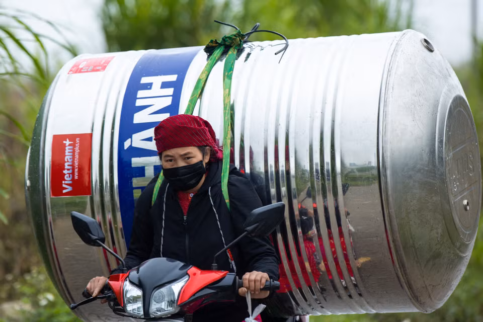 Có bồn trữ nước, bà con sẽ yên tâm hơn và chủ động được nguồn nước sinh hoạt hằng ngày. (Ảnh: Minh Sơn/Vietnam+)