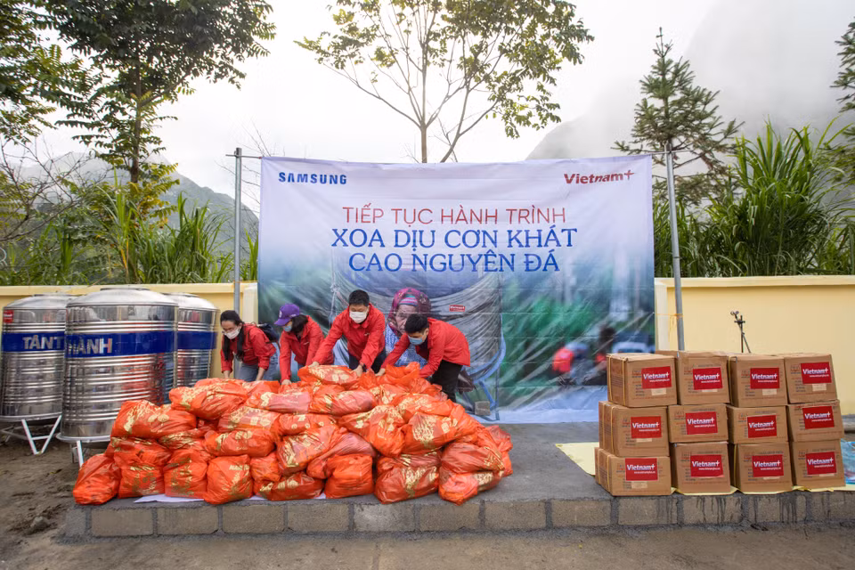 100 chiếc bồn inbox sẽ được trao tặng cho bà con bản Tráng Phúng A dùng để trữ nước sạch, đặc biệt cần thiết trong mùa khô. Trước đó, vào năm 2020, 64 chiếc bình inox cũng được trao tặng cho bà con ở bản Lủng Sính, xã Phố Cáo. Đây đều là những địa bàn xa và cao nhất của tỉnh Hà Giang, nơi mà người dân còn gặp rất nhiều khó khăn trong việc vận chuyển nước sạch. (Ảnh: Minh Sơn/Vietnam+)