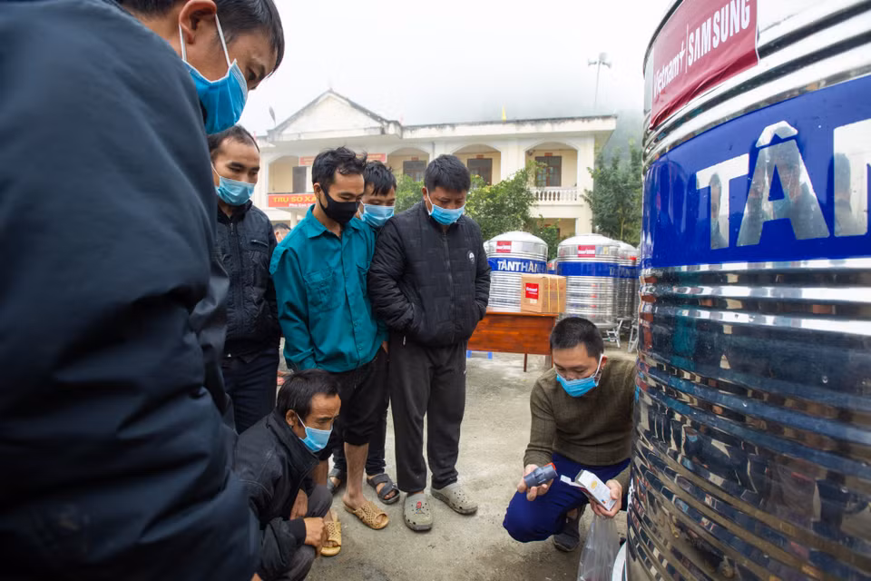 Chủ tịch xã Phố Cáo, ông Giàng Mí Say chia sẻ: 'Chúng tôi hết sức cảm kích Báo Điện tử VietnamPlus đã tặng bồn chứa nước cho 100 hộ dân thôn Tráng Phúng A. Đây là việc làm hết sức có ý nghĩa, giúp người dân bớt vất vả. Trước đó, các hộ này luôn thiếu dụng cụ chứa nước, không đủ nước ngọt để phục vụ sinh hoạt hàng ngày. Người dân phải đi bộ từ 4-5km để đưa từng can nước về sử dụng hoặc cả xóm dùng chung một bể chứa nước mưa lộ thiên rất mất vệ sinh.' (Ảnh: Minh Sơn/Vietnam+)