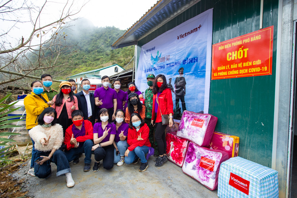 Báo Điện tử VietnamPlus cũng dành tặng bồn inox chứa nước và những vật dụng cần thiết cho điểm chốt của Đồn biên phòng tại bản Khó Trư. Đây là một trong những nơi khó khăn và nghèo nhất cả nước. (Ảnh: Minh Sơn/Vietnam+)