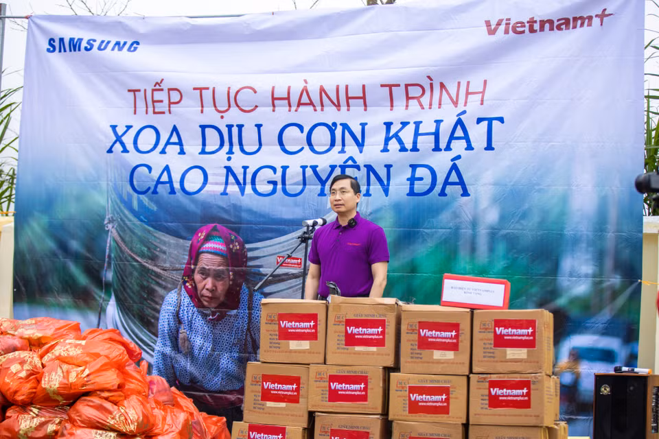 Sau lần trao tặng bồn nước vào năm 2020 cũng tại xã Phố Cáo, năm 2021 Báo Điện tử VietnamPlus và Samsung Việt Nam quyết định trở lại nơi đây, mang theo 100 chiếc bồn chứa nước để tặng cho người dân bản Tráng Phúng A. (Ảnh: Minh Sơn/Vietnam+)