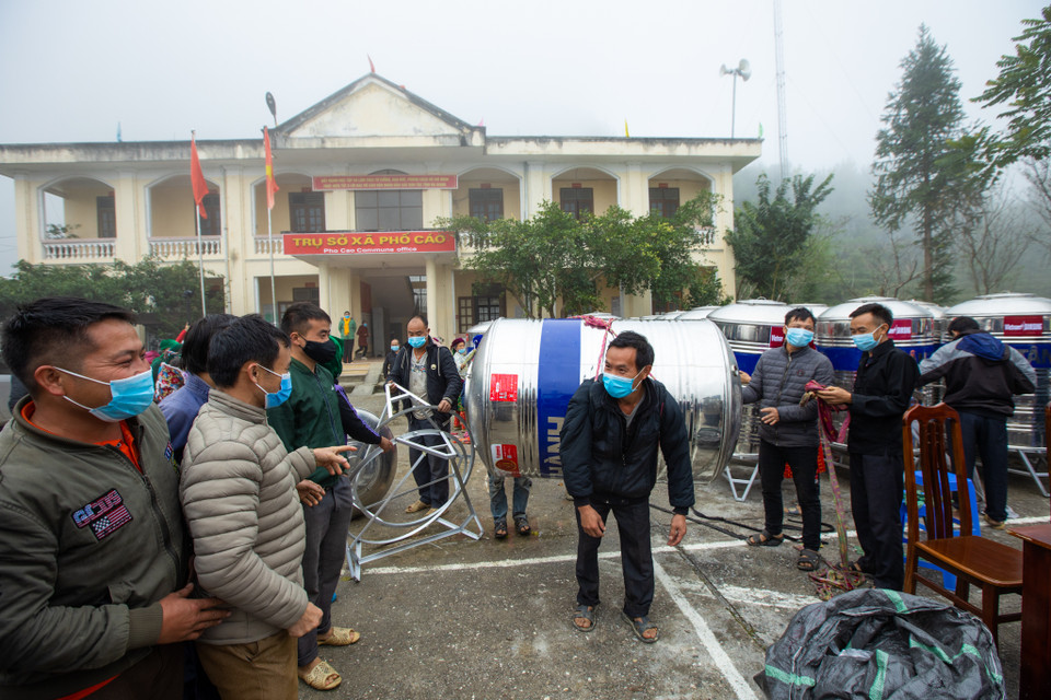 Những chiếc bồn inox tuy là món quà nhỏ nhưng lại mang ý nghĩa hết sức to lớn khi từ đây, mỗi ngày họ sẽ không còn phải gùi từng bình nước để mang về nhà phục vụ sinh hoạt. (Ảnh: Minh Sơn/Vietnam+)