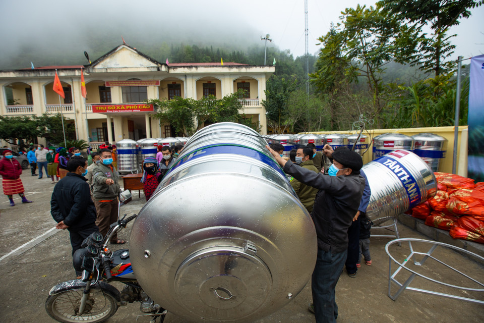 Sau những chuyến khảo sát thực địa, tận mắt thấy sự thiếu thốn của bà con trong mùa khô, Báo Điện tử VietnamPlus đã quyết định trở thành cầu nối cùng các nhà hảo tâm chung tay mang bồn nước về với bà con nơi 'vùng đất khát.' (Ảnh: Minh Sơn/Vietnam+)