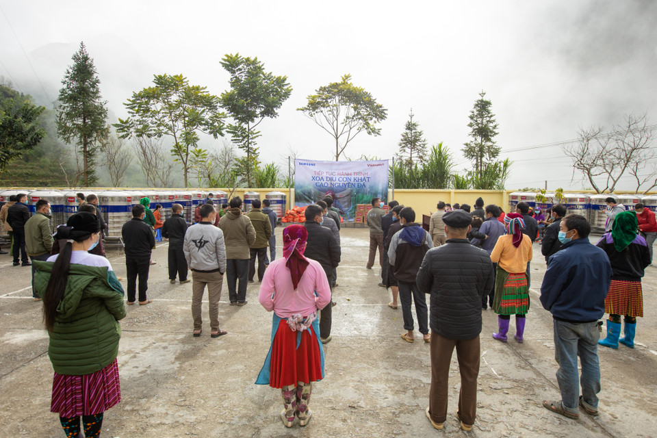 Xã Phố Cáo được xem là một trong những 'vùng đất khát' của huyện Đồng Văn. Nguồn nước sinh hoạt của bà con chủ yếu là nước mưa tích trữ trong những bể chứa nhỏ và họ phải cõng nước từ các nơi cách hàng tiếng đồng hồ đi bộ. (Ảnh: Minh Sơn/Vietnam+)