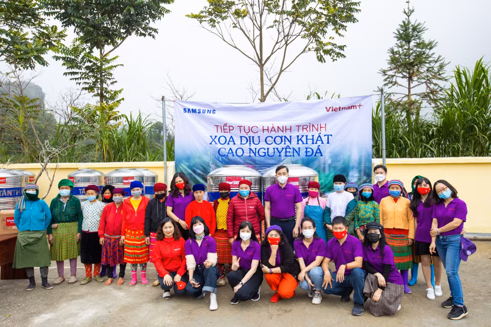 Cao nguyên đá vốn ít mưa và người dân luôn phải đối diện với tình trạng thiếu nước sinh hoạt. Do đó, bồn chứa nước là món quà rất thiết thực, giúp các hộ dân có thêm dụng cụ chứa nước sạch phục vụ nhu cầu thiết yếu của cuộc sống. (Ảnh: Minh Sơn/Vietnam+)