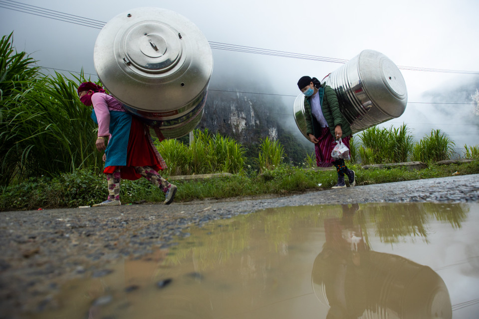 Những món quà này góp phần hoàn thiện tiêu chí vệ sinh môi trường trong xây dựng nông thôn mới của xã Phố Cáo. (Ảnh: Minh Sơn/Vietnam+)