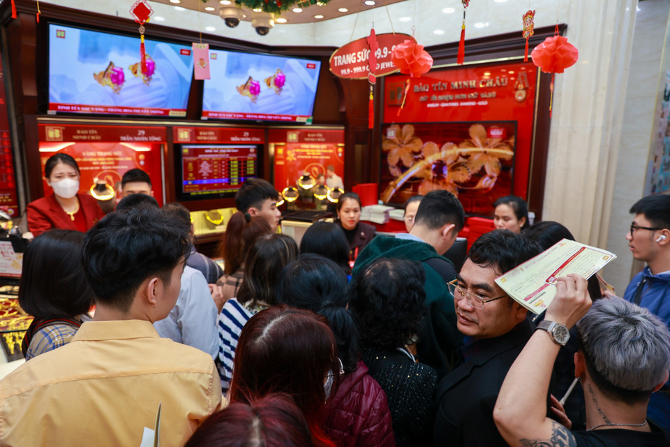 Thời điểm 6 giờ 30 sáng, nhiều cửa hàng vàng đã chính thức mở cửa đón khách vào mua vàng. (Ảnh: Minh Sơn/Vietnam+)