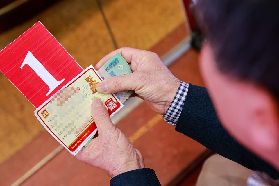 Người mua phải xếp hàng từ sớm, nhận số thứ tự để đến lượt mua. (Ảnh: Minh Sơn/Vietnam+)