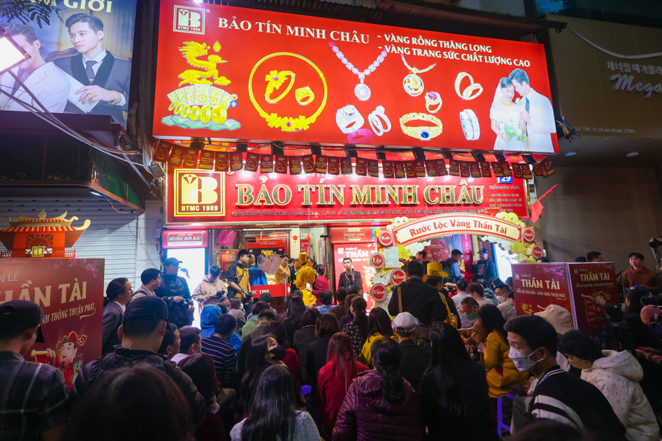 Tại cửa hàng Bảo Tín Minh Châu, người dân xếp hàng dài chờ mua vàng. Theo quan sát, chỉ duy nhất cửa hàng này trên phố Trần Nhân Tông thời điểm 5 giờ sáng có đông người xếp hàng chờ mua vàng. (Ảnh: Minh Sơn/Vietnam+)