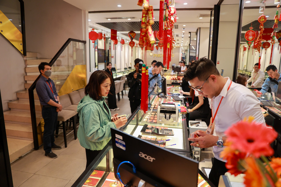 Giá vàng SJC tại một số cửa hàng khác như Bảo Tín Minh Châu cũng được giao dịch ở mức 75,85 – 78,05 triệu đồng/lượng (mua vào - bán ra). (Ảnh: Minh Sơn/Vietnam+)