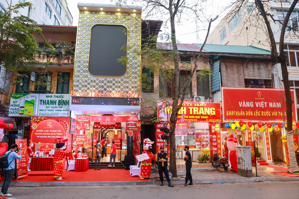 Ghi nhận tại "phố vàng" Trần Nhân Tông (Hà Nội) thời điểm 5 giờ sáng, người dân xếp hàng chờ mua vàng khá vắng vẻ khác hẳn với mọi năm. (Ảnh: Minh Sơn/Vietnam+)