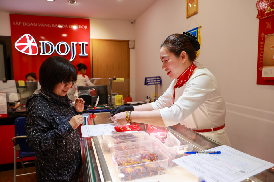 Ngoài các sản phẩm mẫu hình Rồng thì năm nay có rất nhiều các loại sản phẩm độc đáo, nhiều mẫu mã từ 0,5 chỉ, 1 chỉ, 2 chỉ, 3 chỉ, 5 chỉ, 10 chỉ dành cho khách hàng lựa chọn theo khả năng kinh tế của mỗi người. (Ảnh: Minh Sơn/Vietnam+)