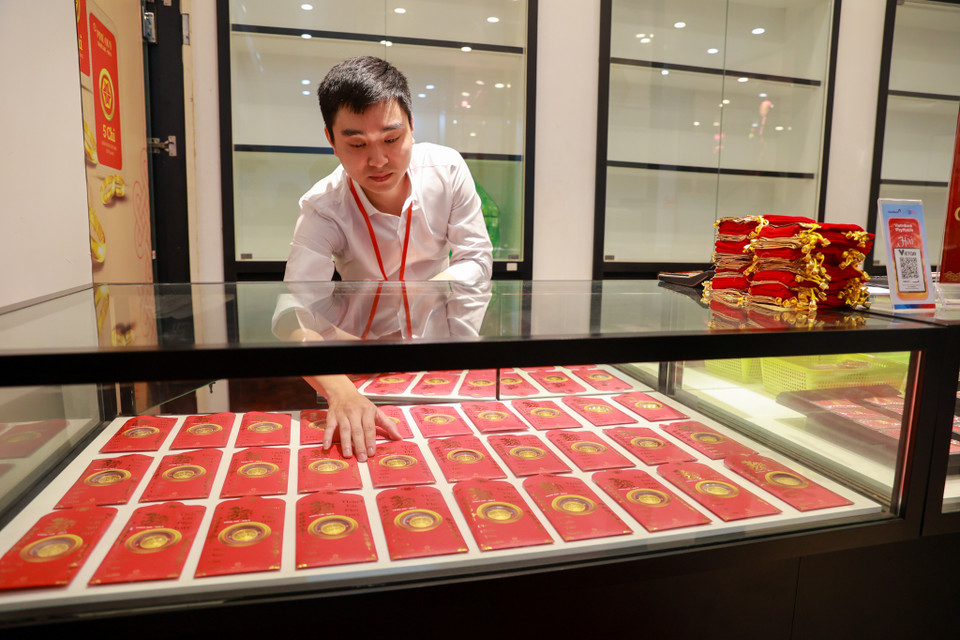 Theo đại diễn một số cửa hàng, vàng nhẫn trơn là mặt hàng có chênh lệch giá mua và bán không nhiều so với vàng miếng. (Ảnh: Minh Sơn/Vietnam+)