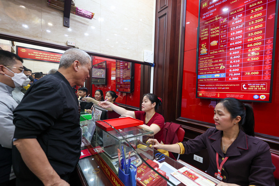 Giá vàng đồng loạt giảm nhẹ trong ngày mở bán 19/2. (Ảnh: Minh Sơn/Vietnam+)