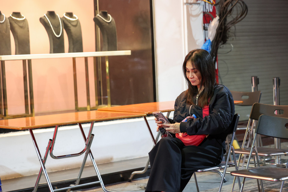 Chị Nguyễn Thị Thanh Loan (Ba Đình, Hà Nội) là khách hàng đầu tiên tại cửa hàng vàng bạc Phú Quý. Chị Loan cho biết có thói quen 10 năm nay cứ đúng 5 giờ sáng đến mua 2 chỉ vàng tại đây để lấy may mắn đầu năm. (Ảnh: Minh Sơn/Vietnam+)