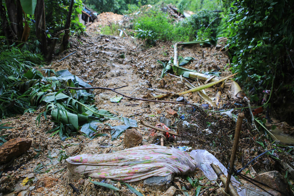 Vụ sạt lở núi kinh hoàng tại phường Cao Thắng (thành phố Hạ Long) đã chôn vùi hoàn toàn 3 căn nhà, biến toàn bộ khu vực này thành một nơi hoang tàn, đổ nát. (Ảnh: Minh Sơn/Vietnam+)