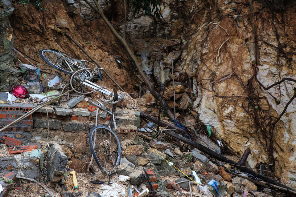 Chiếc xe đạp bị biến dạng. (Ảnh: Minh Sơn/Vietnam+)