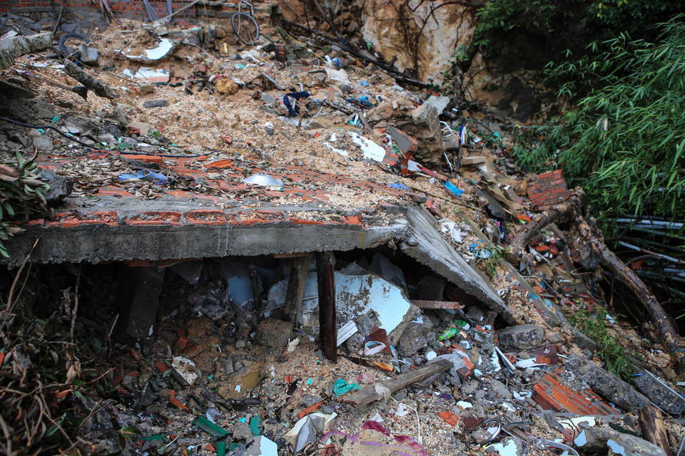 Anh Vỹ là người duy nhất thoát chết, nhưng bị chấn thương sọ não, hiện đang nằm điều trị tại bệnh viện Đa khoa tỉnh. (Ảnh: Minh Sơn/Vietnam+)