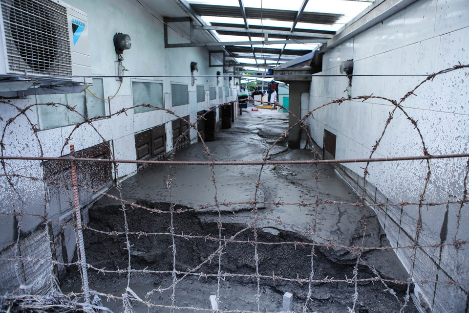 Dãy nhà trọ cho công nhân tại các công ty than, bùn than đã ngập toàn bộ. (Ảnh: PV/Vietnam+)