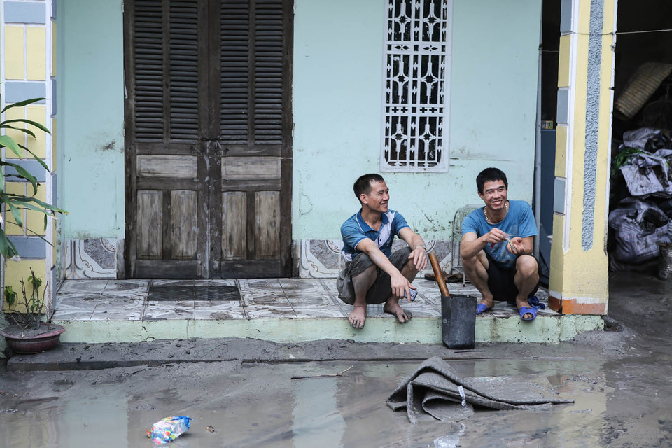 Người dân nơi đây cho biết, họ chưa dám mở cửa nhà vì đã che chắn cẩn thận bên trong, nếu như cơn lũ bùn lại xảy ra, toàn bộ đồ đạc sẽ bị mất trắng. (Ảnh: PV/Vietnam+)