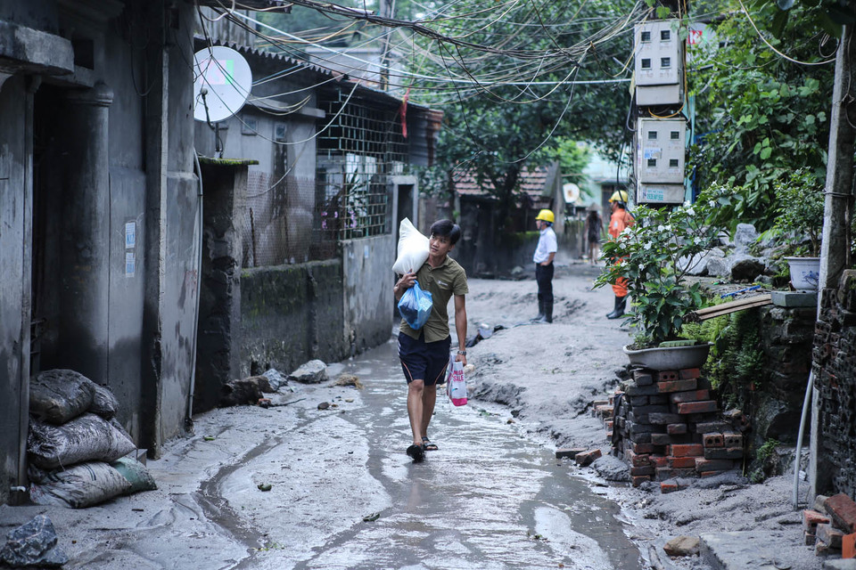 Người thanh niên ngỡ ngàng khi trở về vì không nhận ra nhà. (Ảnh: PV/Vietnam+)