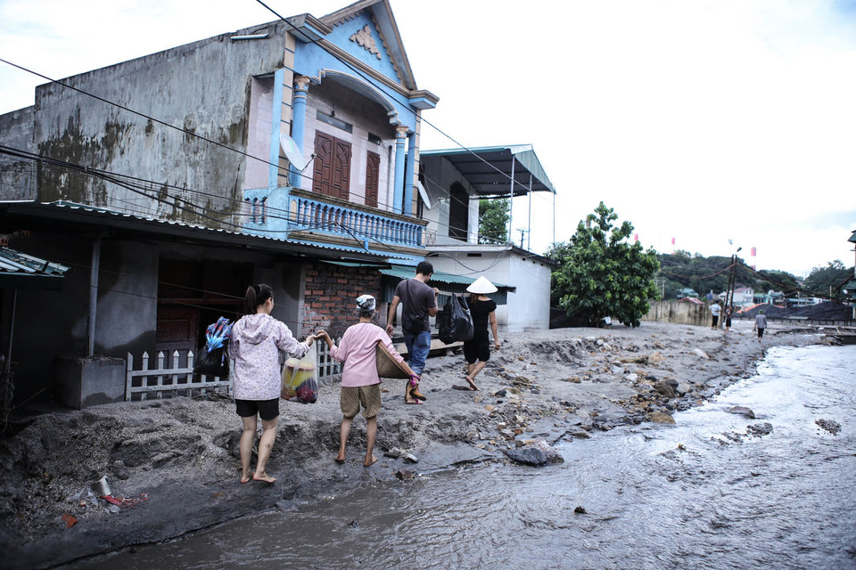 Hơn một tuần sau thảm họa sạt lở bãi xỉ than tại phường Mông Dương (Cẩm Phả, Quảng Ninh), tất cả các hộ dân được lệnh di dời đã trở lại trong cảnh 'màn trời chiếu đất'. (Ảnh: PV/Vietnam+)