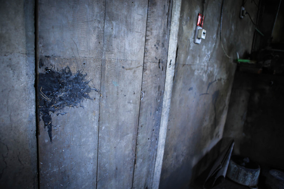 Lũ bùn đã rút trong một vài ngày qua, vết tích còn sót lại cho thấy mực nước đã dâng cao đến mức nào. (Ảnh: PV/Vietnam+)