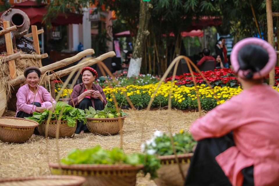 Con đường cũng được phủ đầy rơm khiến không gian càng thêm sinh động. (Ảnh: PV/Vietnam+)