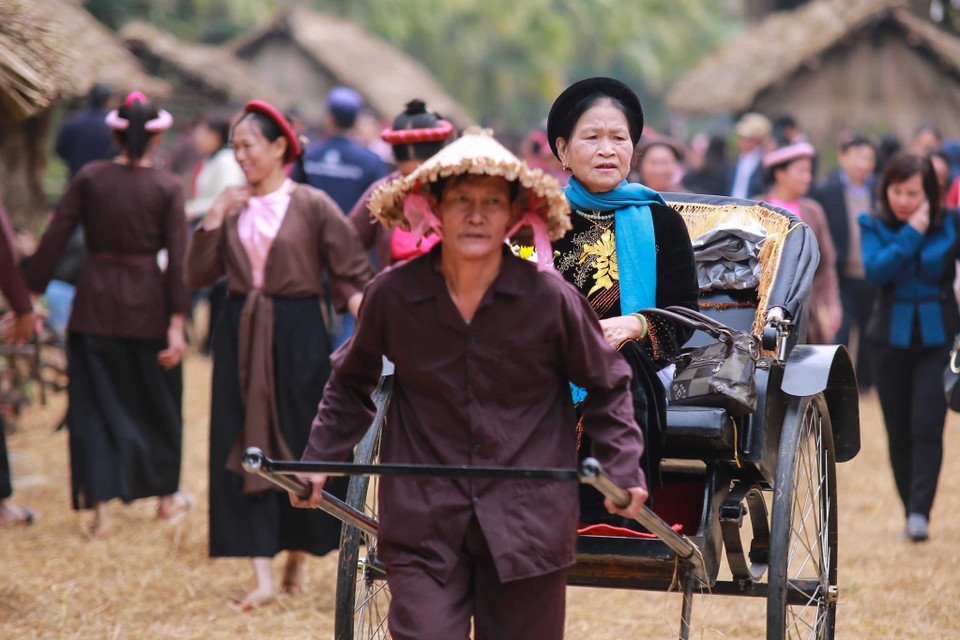 Các du khách cũng sẽ tận hưởng cảm giác khi được những phu xe kéo đưa đi thăm quan khắp khu chợ này. (Ảnh: PV/Vietnam+)