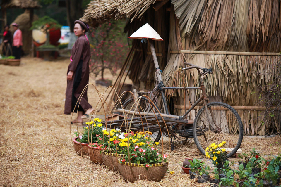Chợ quê ngày Tết là nét văn hóa cổ truyền của dân tộc. Nhiều nơi đã cố gắng tổ chức và tái hiện lại nét văn hóa này. (Ảnh: PV/Vietnam+)