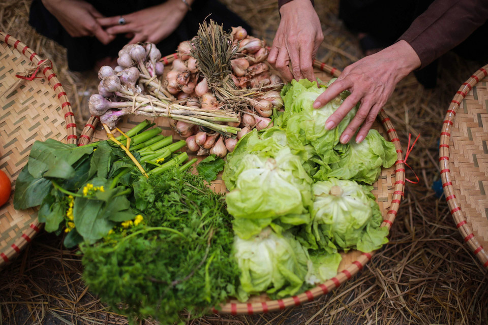 Các mặt hàng bày bán tại chợ rất phong phú và dân dã từ rau, củ, quả cho đến những con tò he, những món đồ chơi xinh xắn. (Ảnh: PV/Vietnam+)