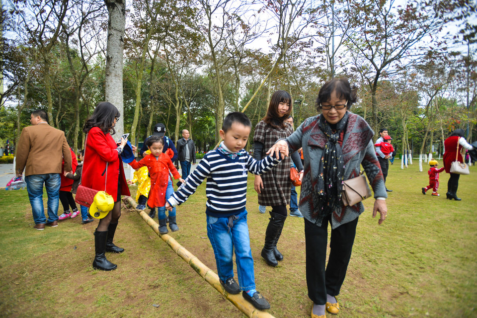 Các trò chơi như đi cà kheo, đánh đu, đi cầu khỉ cũng được ban tổ chức tái hiện. (Ảnh: PV/Vietnam+)