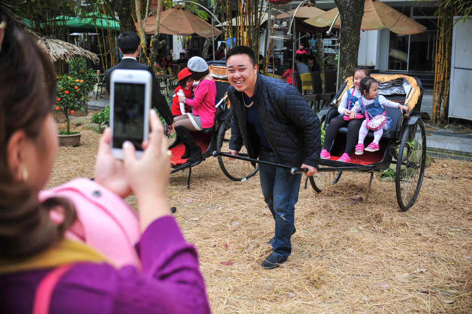 Những phiên chợ quê ngày Tết như thế đối với người thành phố tưởng như chỉ là kí ức xa xôi. (Ảnh: PV/Vietnam+)