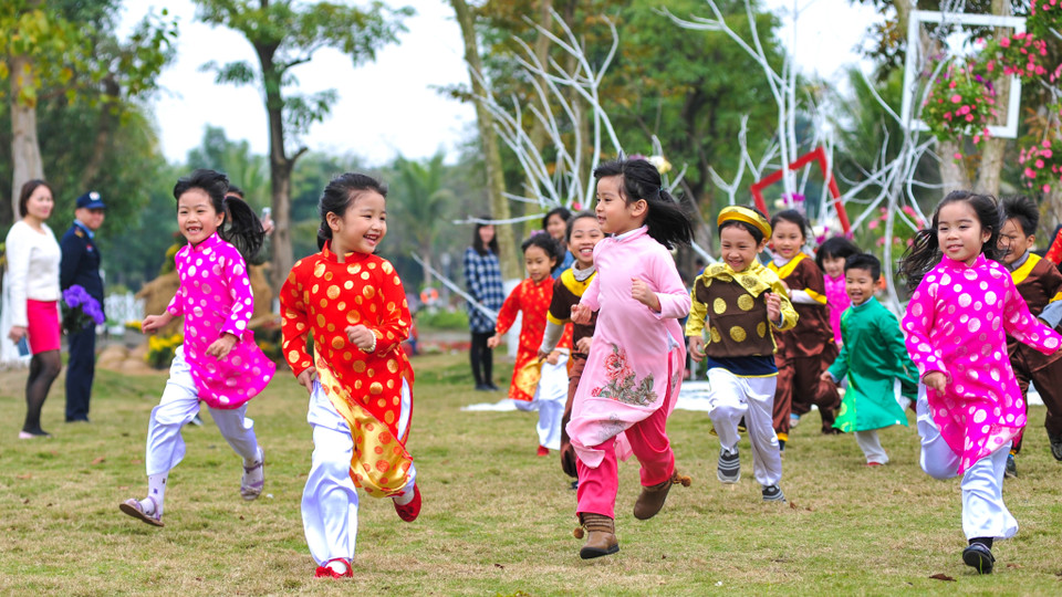 Niềm vui của các em nhỏ khi được cha mẹ đưa đi thăm quan và trải nghiệm phiên chợ Tết quê đầy thú vị. (Ảnh: PV/Vietnam+)