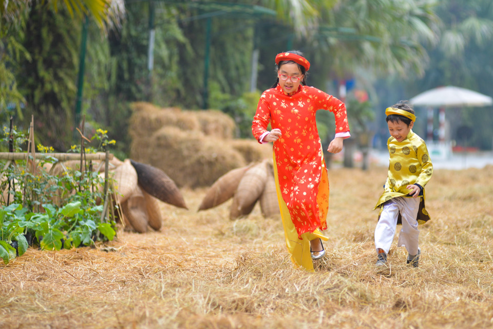 Anh Hoàng Dũng (43 tuổi, Yên Phụ) cho biết: ‘Tôi đưa các con mình tới đây vừa để đi chơi vừa cho các cháu biết một phiên chợ quê như thế nào. Chợ Tết gắn bó với tôi suốt ngày bé bây giờ chắc chả tìm đâu được nữa’. (Ảnh: PV/Vietnam+)