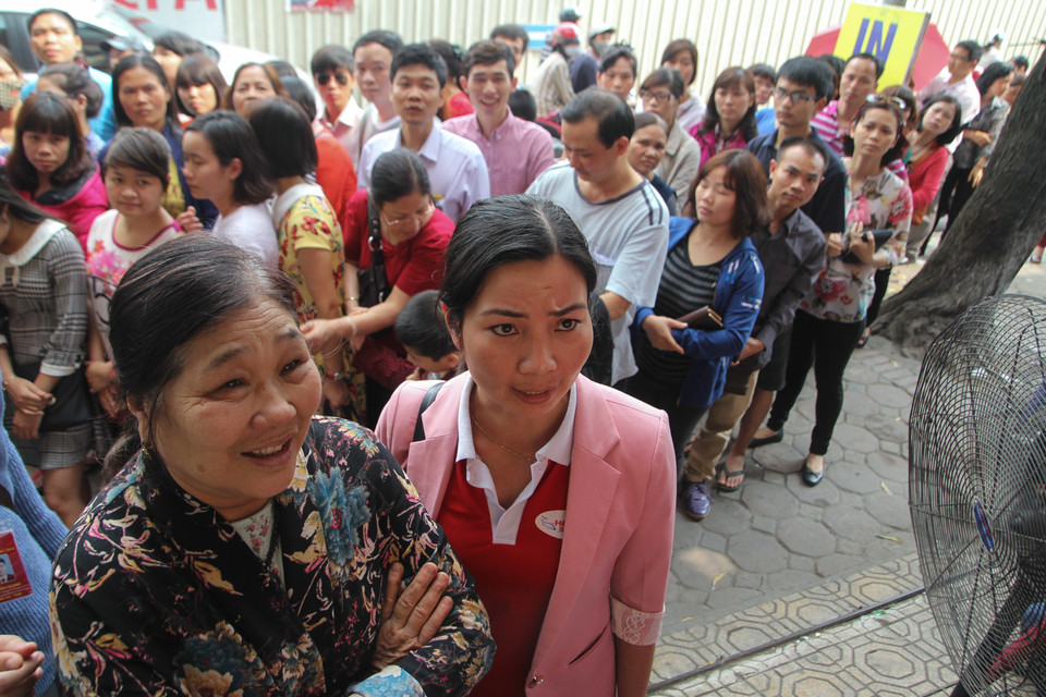 Vì xếp hàng quá lâu, nhiều khách hàng tỏ ra bức xúc. Người dân nhất là những người làm ăn buôn bán quan niệm rằng ngày mùng 10 Tết là là ngày Thần tài gõ cửa đem lộc tài. Chính vì vậy, ngày này tất cả mọi nhà, công ty, cửa hàng…có thờ Thần Tài, thì đều sắm lễ vật để cúng lấy vía Thần Tài, cầu xin một năm mới làm ăn được thịnh vượng về tài lộc. (Ảnh: Minh Sơn/Vietnam+)