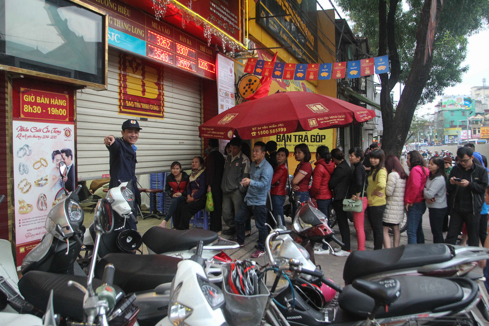 Ngay từ 5 giờ sáng (28/2) rất nhiều người dân đã xếp hàng sớm để mua vàng. Mặc dù cửa hàng thông báo 7 giờ 30 mới mở cửa. (Ảnh: Minh Sơn/Vietnam+)