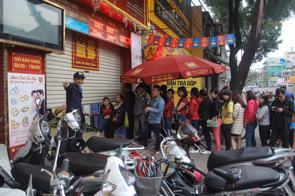 Ngay từ 5 giờ sáng (28/2) rất nhiều người dân đã xếp hàng sớm để mua vàng. Mặc dù cửa hàng thông báo 7 giờ 30 mới mở cửa. (Ảnh: Minh Sơn/Vietnam+)