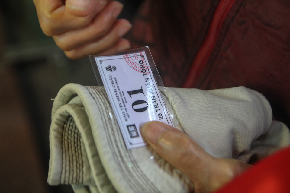 Nhiều cửa hàng phát cho khách những số thứ tự lần lượt vào mua. (Ảnh: Minh Sơn/Vietnam+)