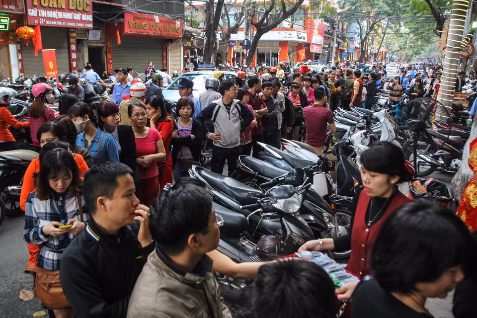 Con phố Trần Nhân Tông với những cửa hàng vàng nổi tiếng đã đông nghịt người xếp hàng. (Ảnh: Minh Sơn/Vietnam+)