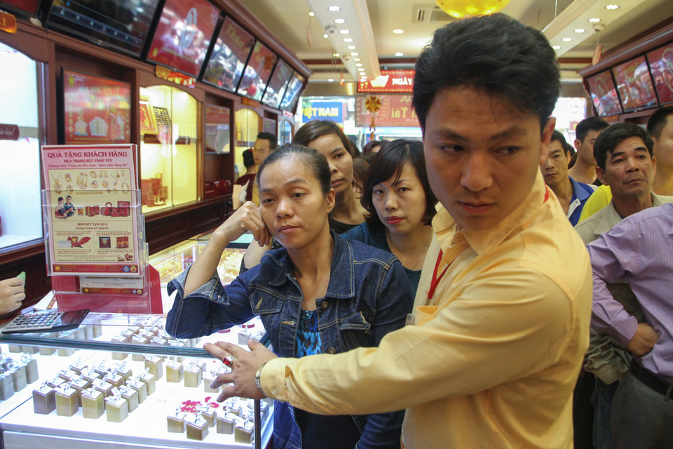 Mệt mỏi khi chờ đợi đến lượt. (Ảnh: Minh Sơn/Vietnam+)