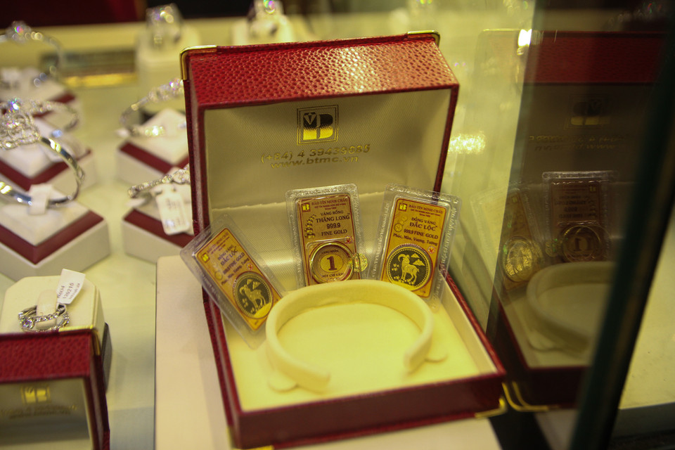 Năm nay, một số cửa hàng vàng tung ra những sản phẩm độc đáo như đồng xu in hình 12 con giáp bằng vàng. Một nhân viên cho biết, sản phẩm này luôn trong tình trạng cháy hàng. (Ảnh: Minh Sơn/Vietnam+)