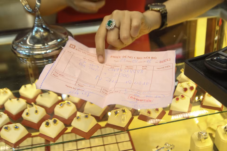 Một số người mua với số lượng nhiều phải có phiếu hẹn trước để cửa hàng cung cấp đủ số lượng. (Ảnh: Minh Sơn/Vietnam+)