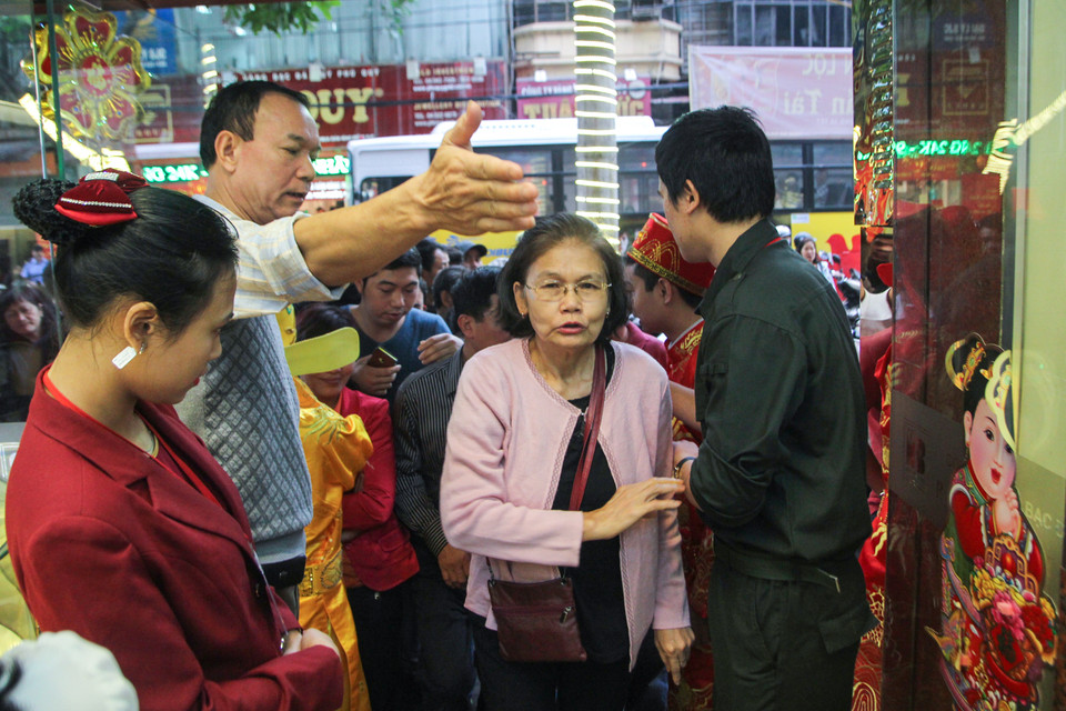 Những vị khách đầu tiên trong ngày. (Ảnh: Minh Sơn/Vietnam+)